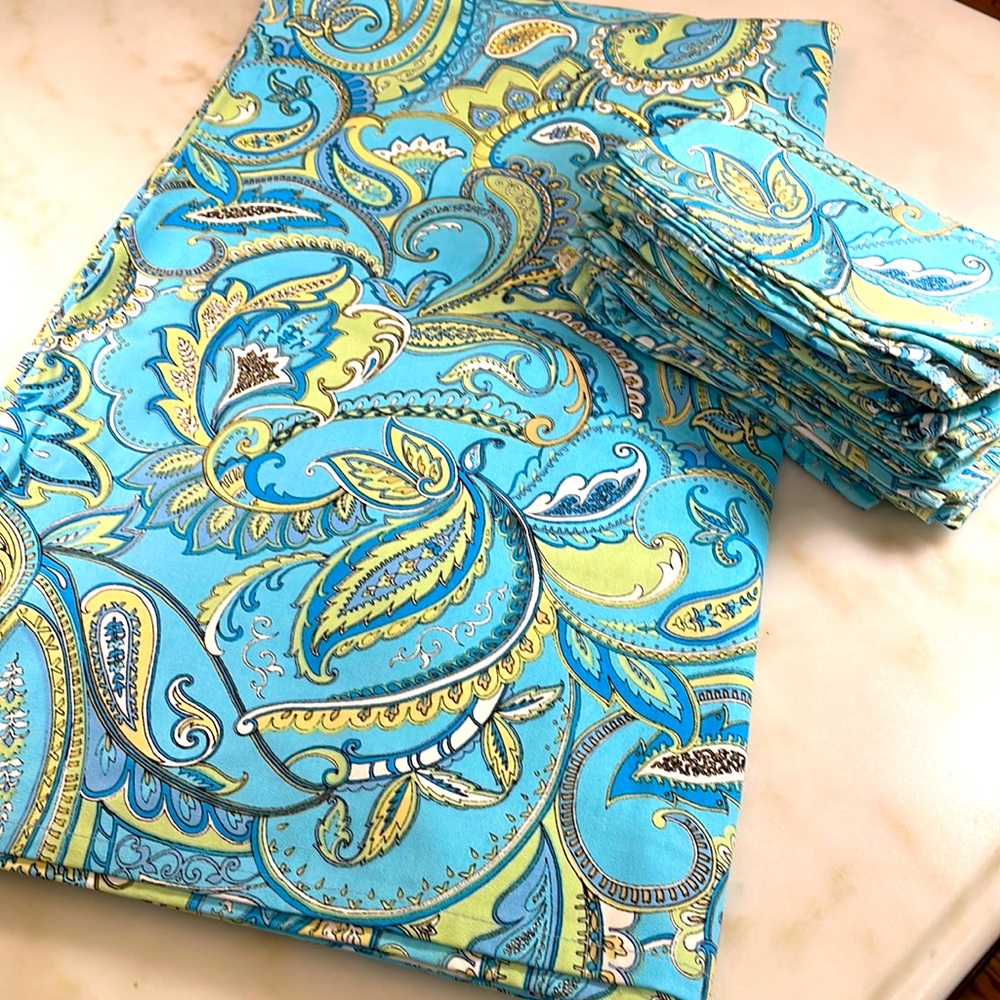 Tablecloth & 12 Napkins